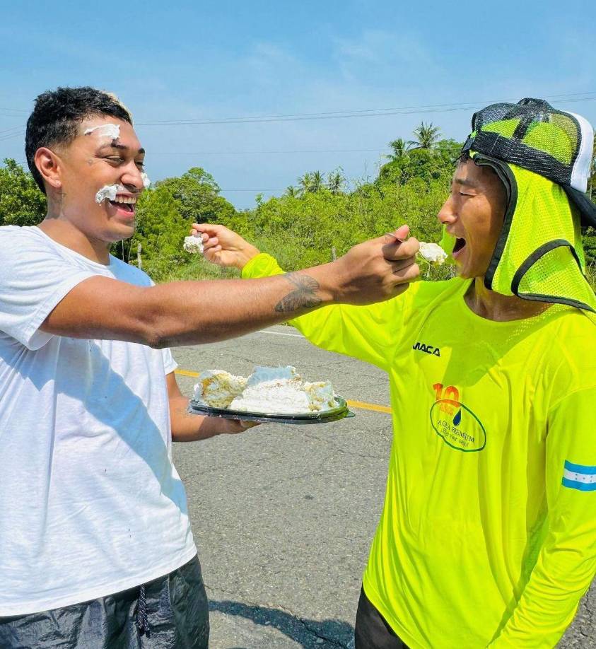 Y es que el joven influencer se encuentra en país azteca realizando turismo, incluso corrió junto a Shin Fujiyama en su reto de los 3,000 kilómetros y le celebró su cumpleaños #42.