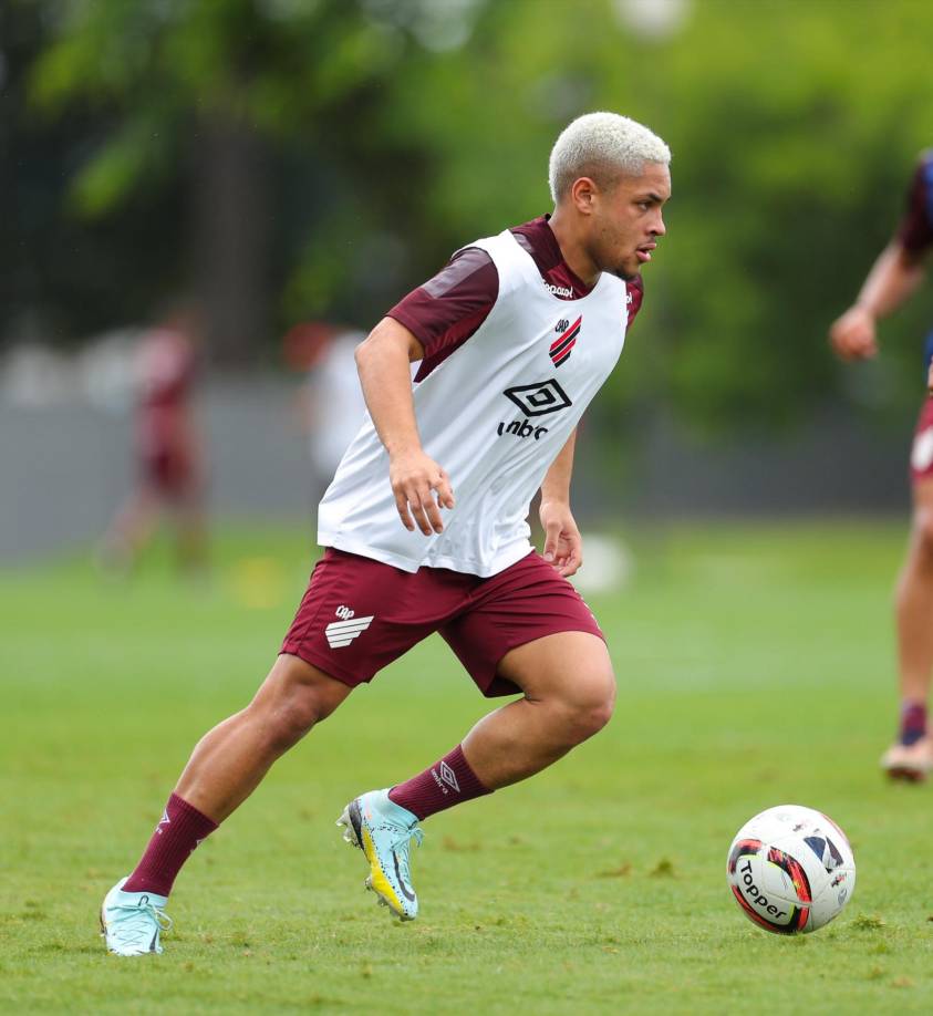 Vitor Roque (18 años) es uno de los delanteros que tiene el Barcelona en su lista de futuribles para reforzar la plantilla de la próxima temporada y se está buscando la fórmula para convencer al Athletico Paranaense para que acepte el traspaso del prometedor goleador. 