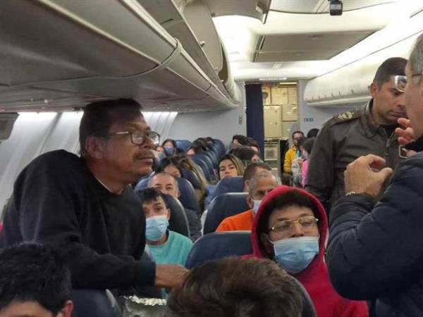 El mandatario colombiano mostró imágenes del traslado y la llegada de un centenar de migrantes deportados este martes.