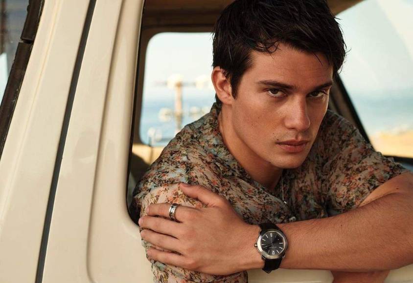 Nicholas Galitzine ha surgido como una de las figuras más prometedoras en la escena actoral de Hollywood. Desde dramas hasta comedias románticas, ha demostrado su versatilidad en la industria del entretenimiento. Actualmente, brilla en la película “La Idea de Tí”, donde comparte pantalla con la talentosa actriz Anne Hathaway. Sin embargo, su camino hacia este destacado presente estuvo marcado por una historia de esfuerzo y dedicación. 