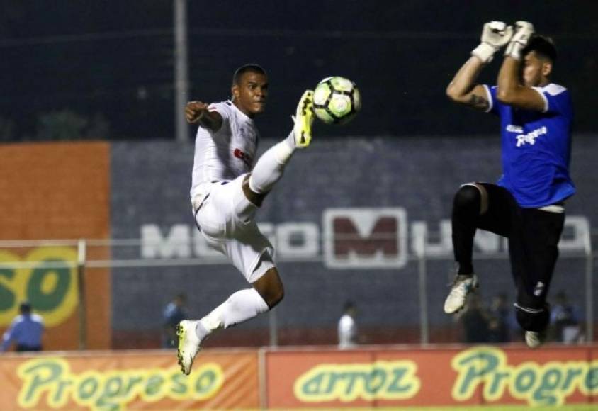 Espectacular foto del delantero del Olimpia, Rony Martínez, saltando por el balón con el portero del Honduras Progreso, Yustin Pérez.