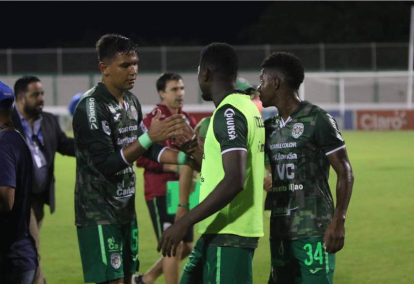 Los jugadores del Marathón se consolaron entre ellos tras no poder clasificar a la final del Torneo Apertura 2022.
