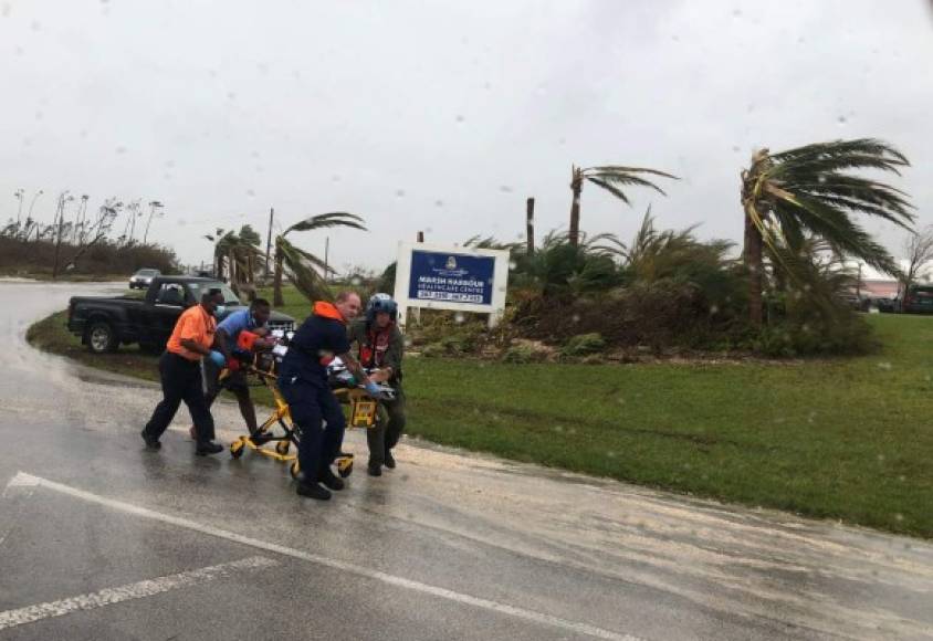 La Guardia Costera estadounidense dijo que había rescatado a 61 personas, incluidos 19 pacientes heridos de la clínica Marsh Harbour de la isla de Gran Ábaco, que fueron trasladados a Nassau el martes.
