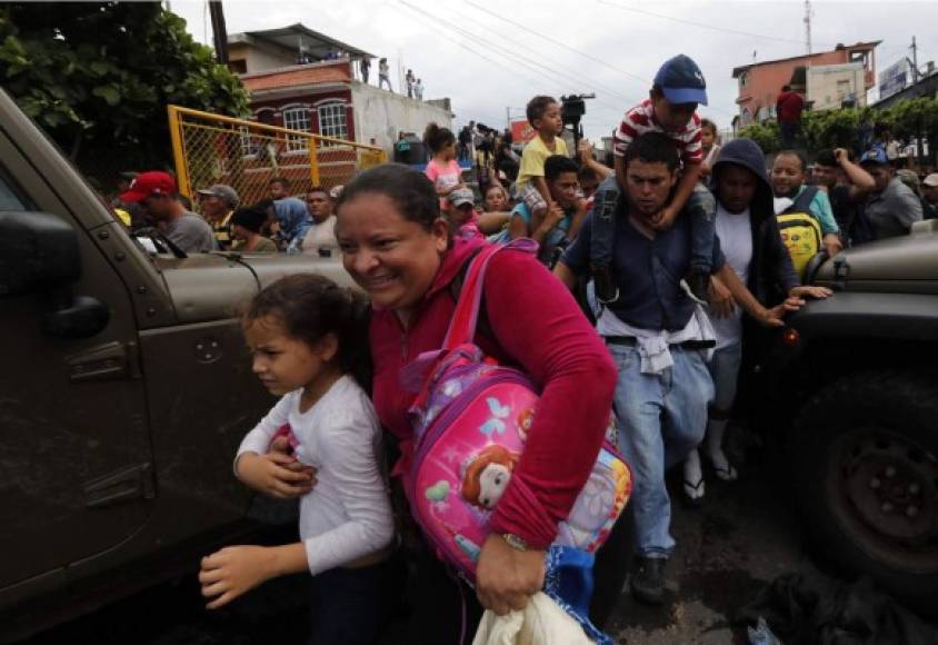 Migrantes hondureños cruzando la frontera en Tecún Umán, San Marcos (Guatemala). Foto EFE