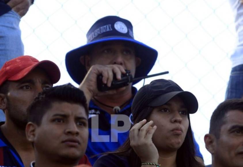 Diego Vázquez estuvo dando indicaciones a su asistente Ninrod Medina a través de un radio.