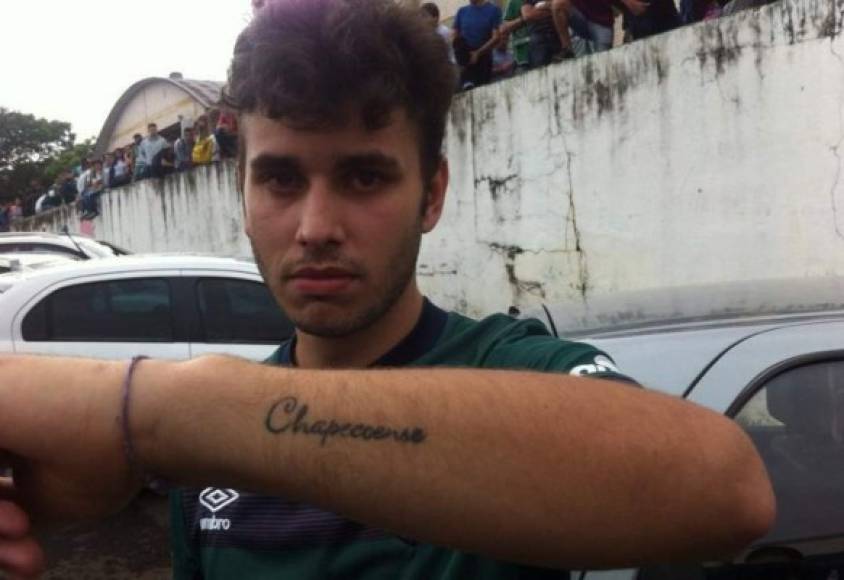 Uno de los seguidores del club muestra un tatuaje que se hizo en su brazo en honor al Chapecoense.