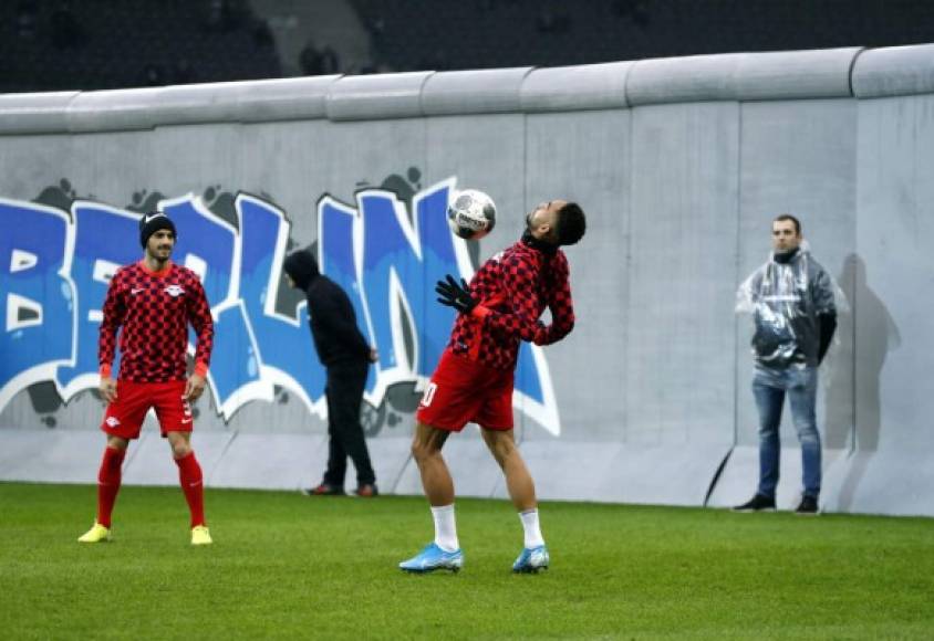 A cada uno de los lados del Muro de Berlín, calentaban los dos equipos.