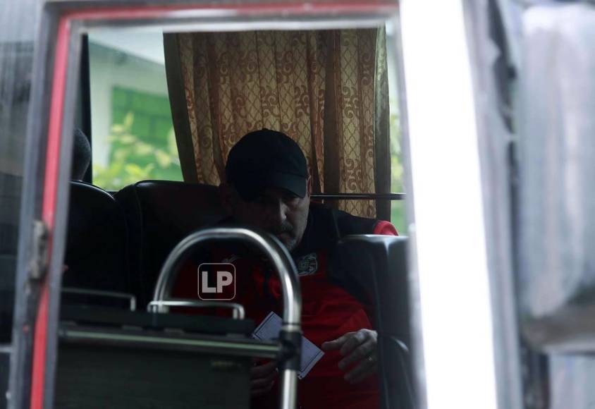 El entrenador uruguayo del Marathón en el autobús antes de salir rumbo a La Lima, Cortés.