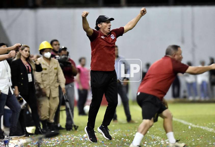 Pedro Troglio se vio desatado celebrando los goles del Olimpia en el Clásico contra el Motagua.