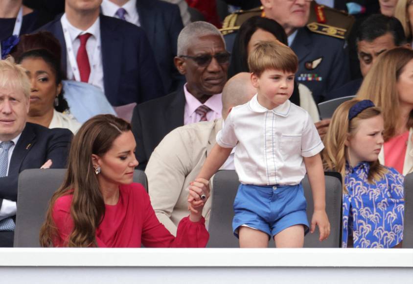 A diferencia de las anteriores generaciones de royals, Kate y William no esperan que sus hijos se ciñan al estricto protocolo de la monarquía y permiten que se comporten como lo que son, niños.