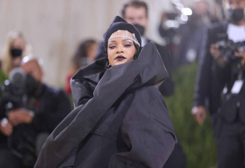 Justo cuando todos creían que Rihanna no había llegado a la Met Gala, la sorprendió a todos.<br/>Fotos: AFP.