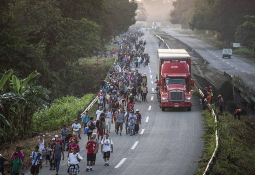 Cansados, deshidratados y con los pies hinchados, miles de migrantes que integran la caravana que cruza México con rumbo a Estados Unidos, reanudaron su marcha este miércoles en un trayecto que se estima de 12 horas de caminata.