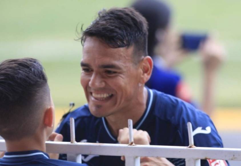 El paraguayo Roberto Moreira marcó un hat-trick para el triunfo del Motagua y celebró uno de sus goles con su hija que estaba en el sector de silla.