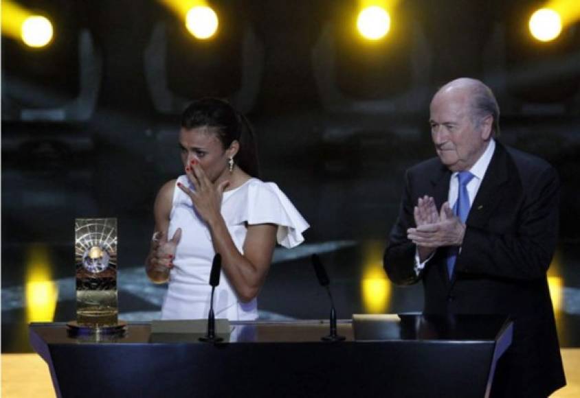 La brasileña Marta también fue elegida Mejor Jugadora de la FIFA en 2010. En la foto, recibe el Balón de Oro de manos de Joseph Blatter.