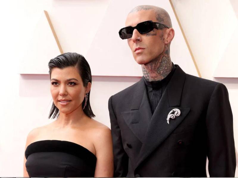 Kourtney Kardashian y Travis Barker en la entrega de los premios Oscar, de 2022.