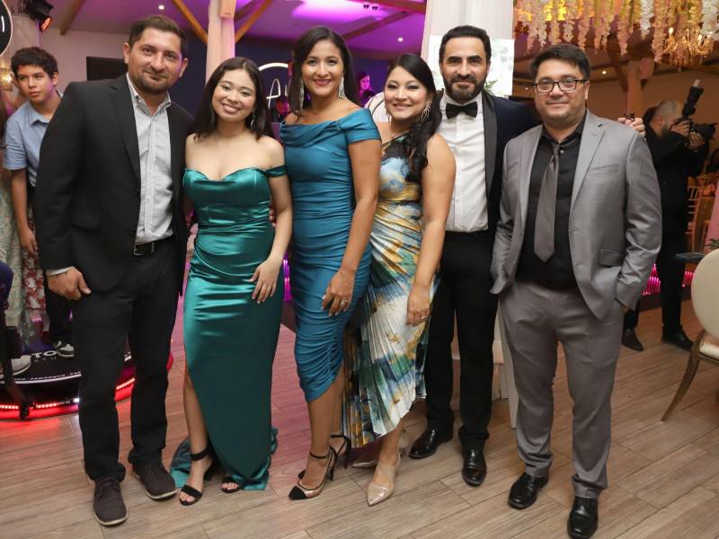 Jhony Cárcamo y Rosario Reyes unieron sus vidas en sagrado matrimonio, en un enlace nupcial celebrado en la Parroquia La Guadalupe de San Pedro Sula, con la compañía de familiares y amigos. Luego, disfrutaron de su recepción en el Restaurante Angeli Gardens, donde la música alegre y la fabulosa decoración vintage adornó el romántico festejo. En la foto: Josué Hernández, Sofía Mejía, Marisol Azcona, Melissa Romero, César Hernández y Zachary Abadíe