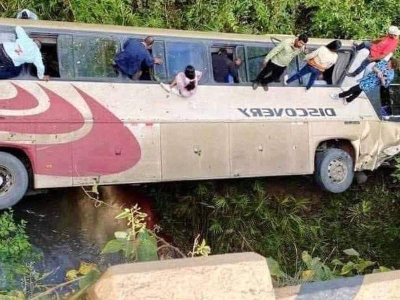 Santos Rivera será enviado a la <b>cárcel del Valle de Siria</b>, ubicada en <b>El Porvenir, Francisco Morazán. En la imagen, el bus tras el accidente. Personas buscan </b>sobrevivientes.