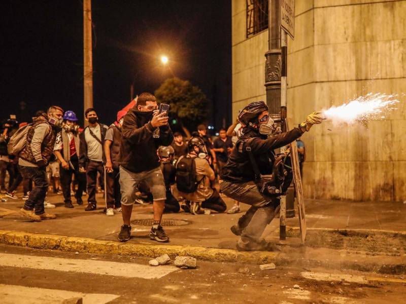 Cientos de manifestantes se enfrentan con la Policía en el centro de Lima (Perú) tras masivas protestas que exigen la renuncia de la nueva presidenta Dina Boluarte y el cierre del Congreso.