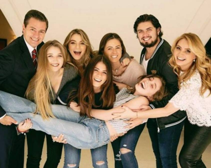 Los seis hijos de la pareja presidencial mexicana, Fernanda, Sofía, Paulina, Regina, Alejandro y Nicole.