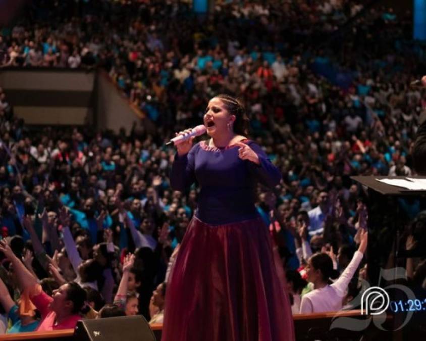 Hannah, la hija menor del pastor German Ponce y la fallecida pastora Ninoska Ponce, también fue parte del programa de la noche, y tal y como lo hacía su madre glorificó el nombre de Dios con su voz.