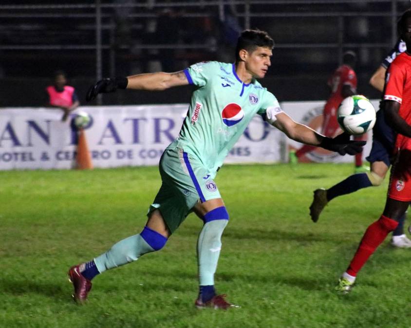 El portero argentino Jonathan Rougier despejando el balón en un lance del partido en Tocoa.