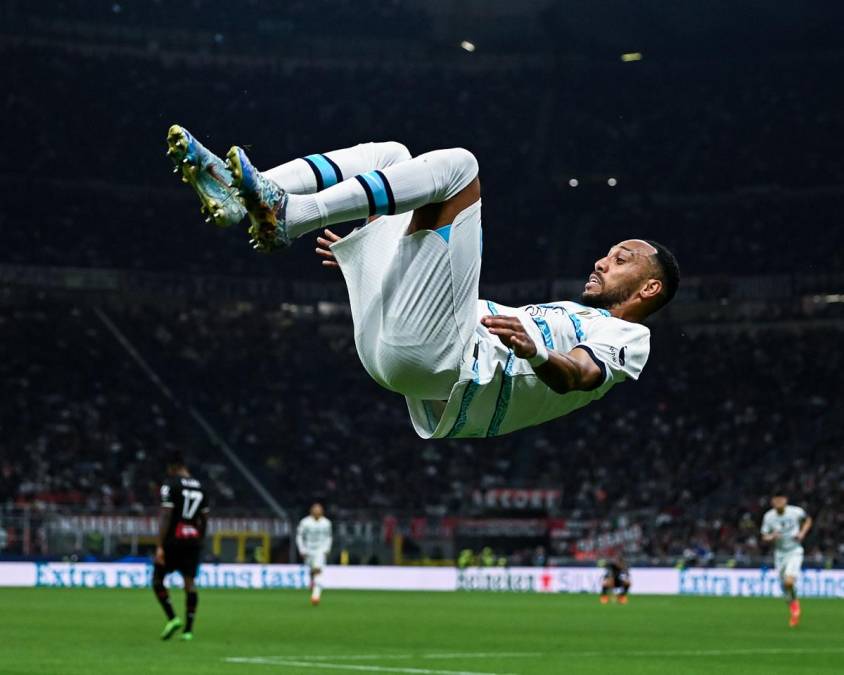 Pierre Emerick Aubameyang celebrando de manera acrobática su gol en el triunfo del Chelsea (0-2) contra el AC Milan.