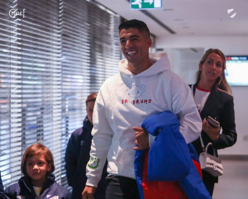 El avión que trasladó al futbolista y a su familia desde Barcelona a Montevideo aterrizó en el Aeropuerto Internacional de Carrasco, donde miles de fanáticos del Tricolor lo estaban esperando.