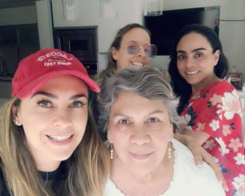 La actriz Aracely Arámbula también celebró a lo grande el Día de las Madres: 'Un día lleno de risas el mejor regalo es compartir con tu gente querida y la familia a celebrar cada día a nuestras mamás !!! Felicidades a todas y a las que somos mamis a seguir consintiéndonos !!! @veropeque te extrañamos !!! #miarafamiliabella #L@sAmooo oooo deseando hayan pasado un gran día hoy y siempre amar y a valorar el infinito amor de mamá 🙏🏻💕 besos Feliz noche !!!!