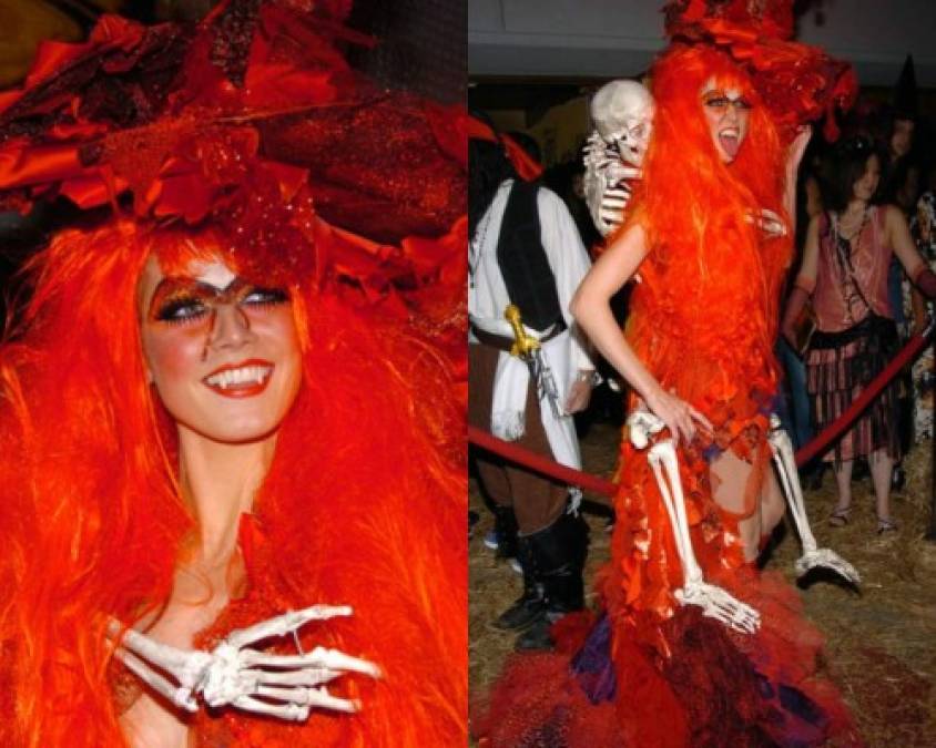 2004<br/><br/>Klum resumió el espíritu de Halloween en un disfraz que mezclaba a una bruja y una vampiresa, como toque final se puso un esqueleto que llevaba a cuestas.