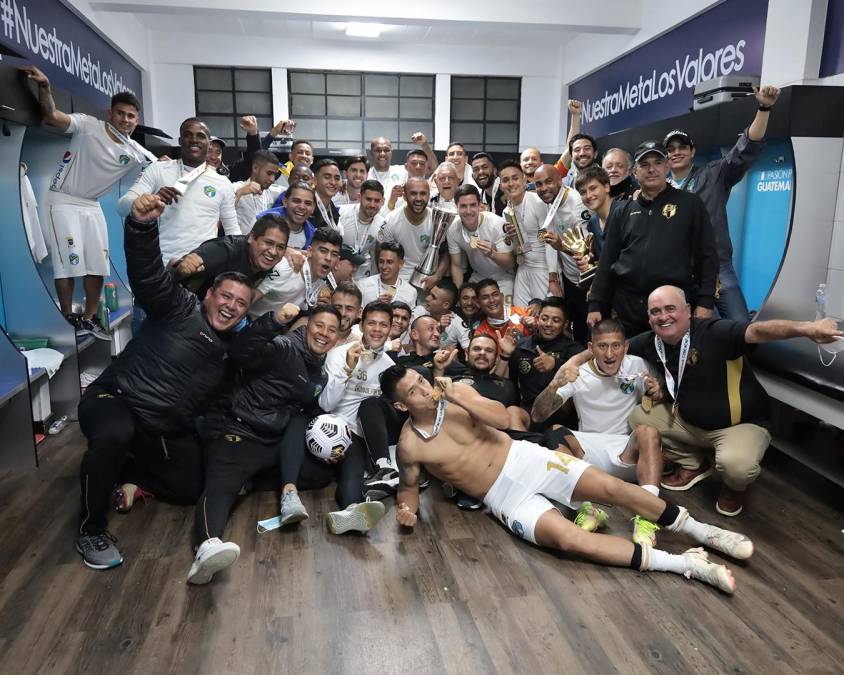 La celebración de los jugadores del Comunicaciones en el vestuario.