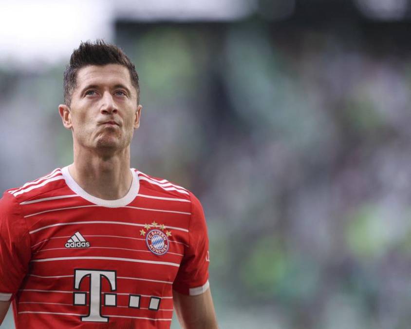 Robert Lewandowski expresó su deseo de abandonar al Bayern Múnich después de ocho temporadas y 344 goles con el club bávaro. El jugador no dio ningún indicio sobre su eventual destino, incluso si la prensa europea señala al Barcelona: “Puedo confirmar que he informado a Hasan Salihamidzic (director deportivo del Bayern), he tomado mi decisión y no renovaré mi contrato con el Bayern de Múnich”, declaró en Sky.