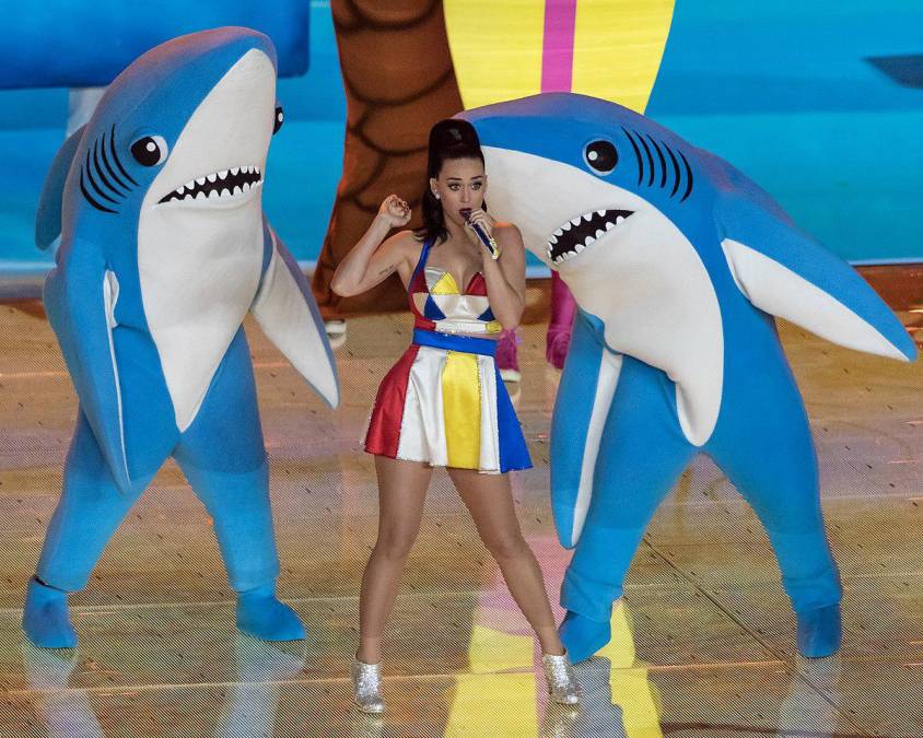 La presencia de los tiburones cuando cantó su hit Teenage Dream fue inolvidable.