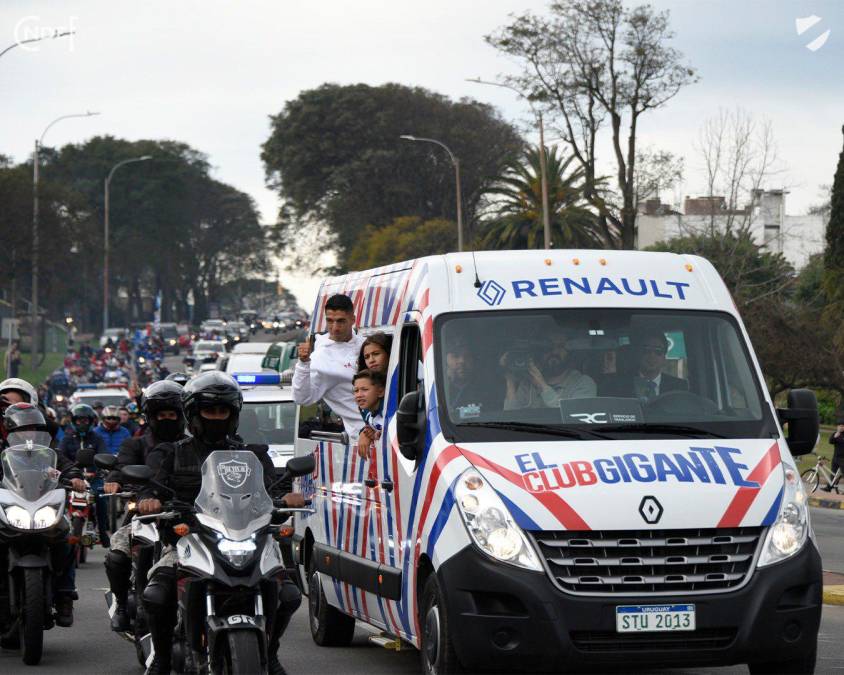 Suárez partió en una camioneta acompañada por una larga caravana de hinchas. En el estadio del Nacional, el futbolista será presentado durante una fiesta que contará con diversos espectáculos musicales.