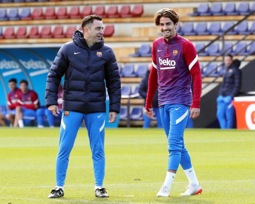 Álex Collado - El canterano del Barcelona estaba sin ficha desde verano al no poder ser inscrito en la Liga y se va cedido al Granada hasta final de temporada, así lo confirmó el Barcelona. Es la primera salida de Xavi.