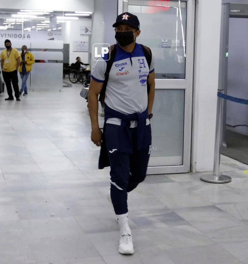 Héctor Castellanos a su arribo al Aeropuerto Internacional Ramón Villeda Morales de San Pedro Sula.