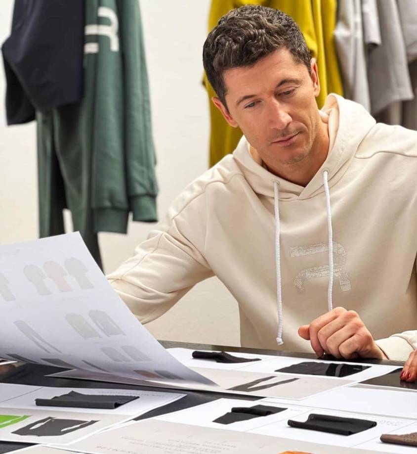 “El día antes de jugar, después de cenar, todavía remata con un plato de arroz con leche para llenar el cuerpo de carbohidratos y glucosa pensando en el partido al día siguiente. Luego, en recuperación, toma muchas verduras y aguacate”, reveló la esposa de Lewandowski acerca de la dieta del goleador polaco.