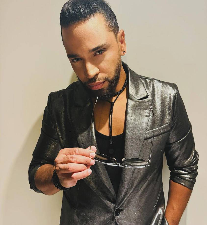 Henry SantosPerfil Personal y Profesional: Henry Santos, nacido el 15 de septiembre de 1979 en Moca, República Dominicana, es vocalista y coreógrafo de Aventura. Además de su talento musical, Henry es conocido por su carisma y habilidades en el escenario.