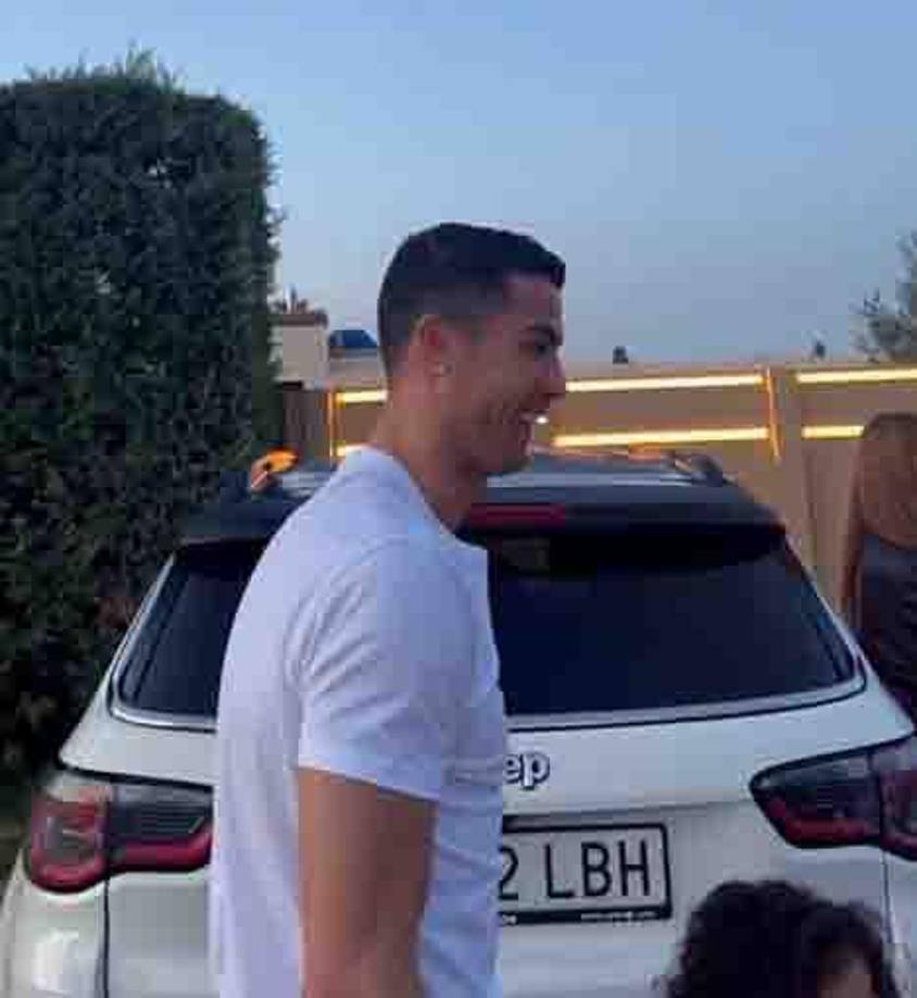 Tras la cena, empezaron los regalos. Sin imaginarlo, ‘CR7’ salió al patio de su casa y se encontró con tremendo regalo.