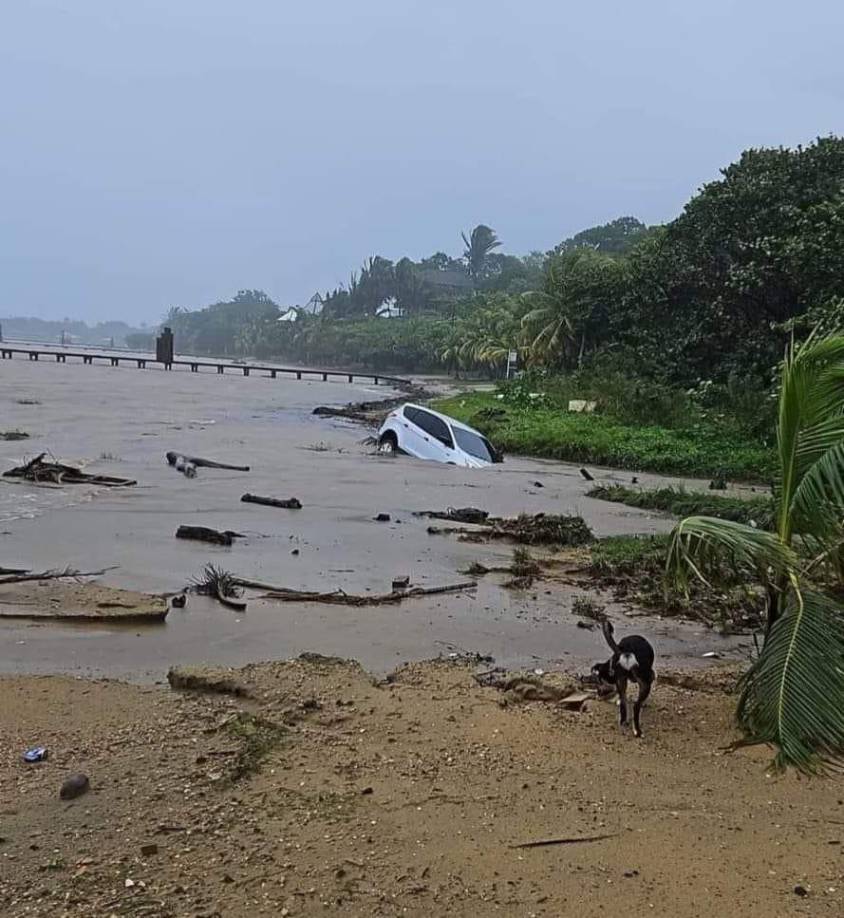 Las tormentas comenzaron desde el lunes han informado los vecinos de Roatán.