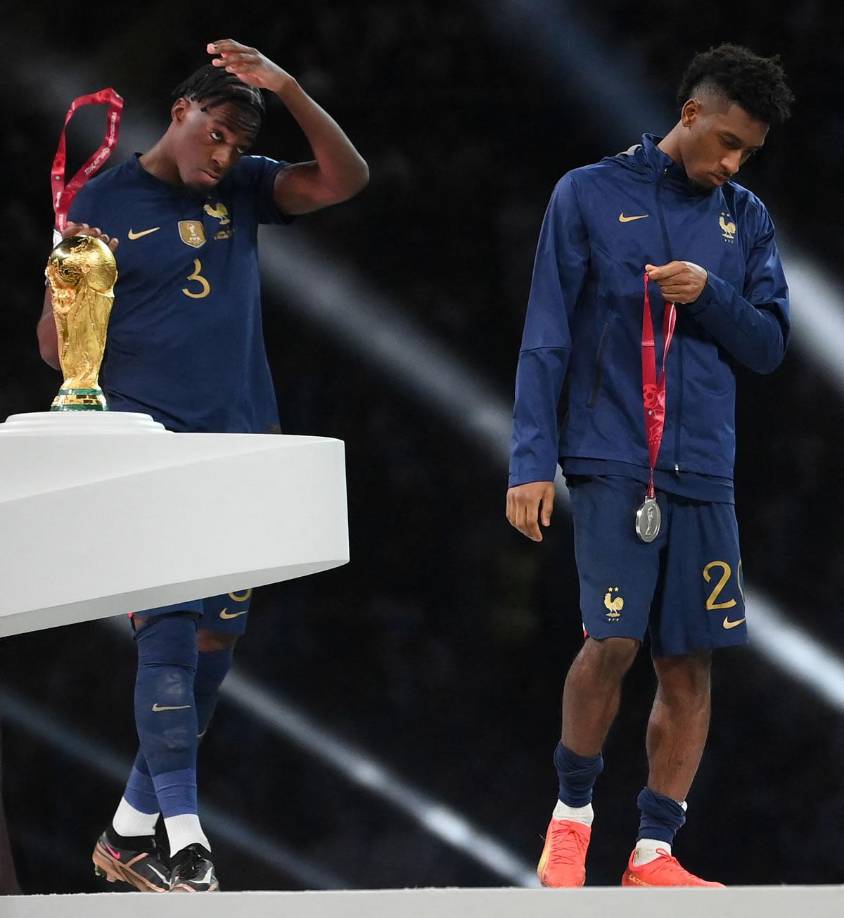 Axel Disasi y Kingsley Coman también decidieron quitarse la medalla de subcampeón del mundo.