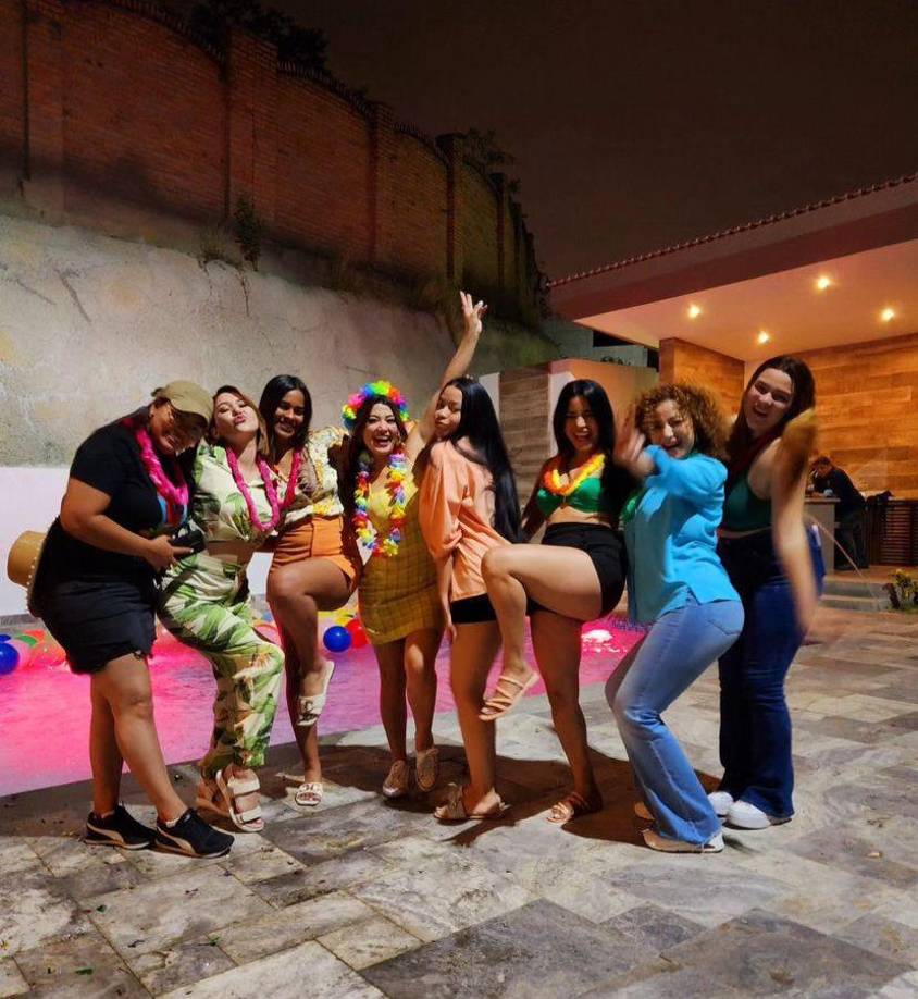 Milagro Flores fue sorprendida por sus amigos más cercanos quienes organizaron una bonita fiesta sorpresa como antesala del cumpleaños número 30.