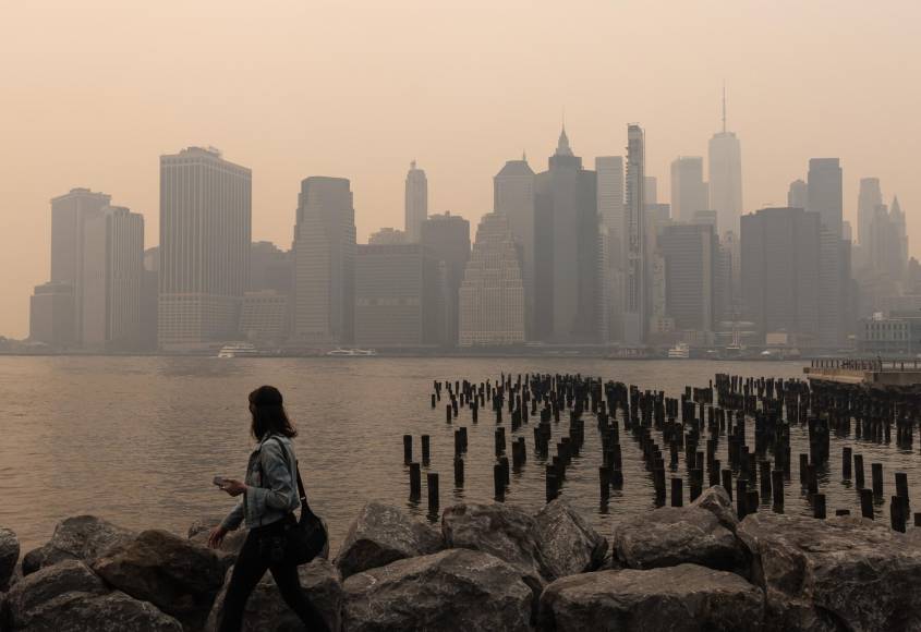 Arrastradas por el viento, las cenizas y la contaminación de los fuegos de Canadá han provocado que Nueva York parezca sumergida en una espesa nube de humo amarillo y gris con tintes apocalípticos.