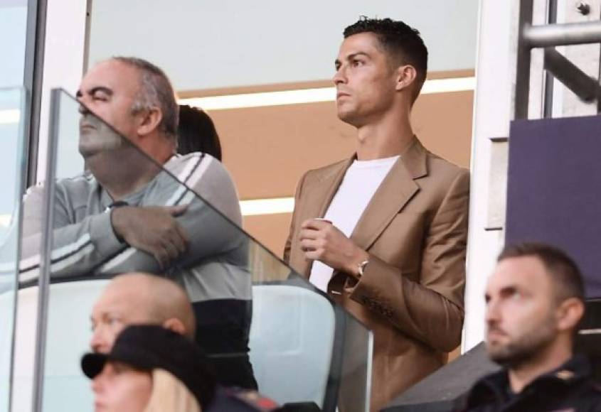 Cristiano Ronaldo se ha visto envuelto en una polémica en los últimos días tras la acusación de haber agredido sexualmente a una modelo en Las Vegas. Luego de que fue expulsado en la primera jornada en Champions, hoy le tocó ver el partido desde el sector de palco.