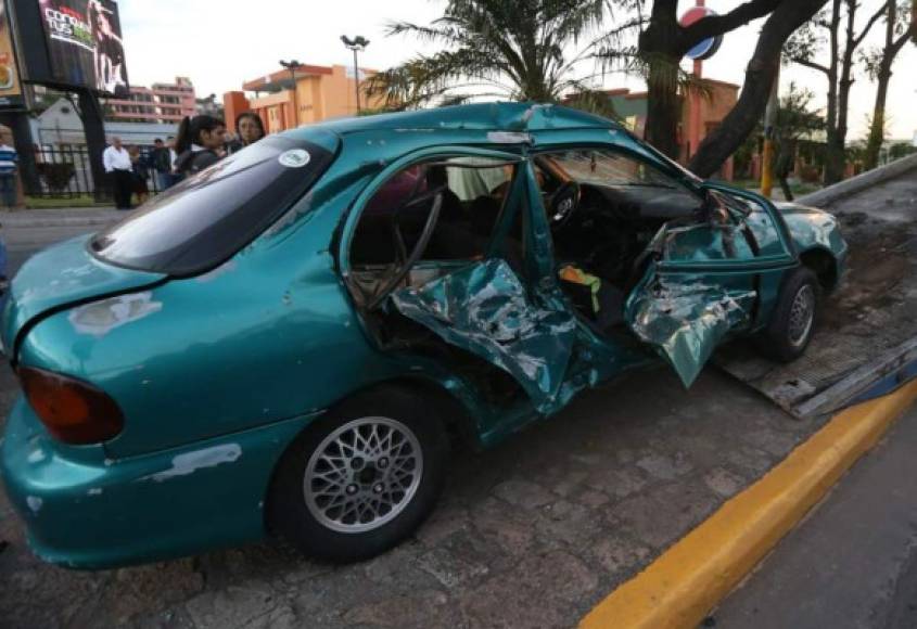 20 de enero - Tegucigalpa.<br/><br/>Un hombre de 69 años que laboraba en una repostería murió cuando un automóvil omitió la luz roja de un semáforo en el boulevar Morazán e impactó el vehículo en el que se conducía con otras cuatro personas.