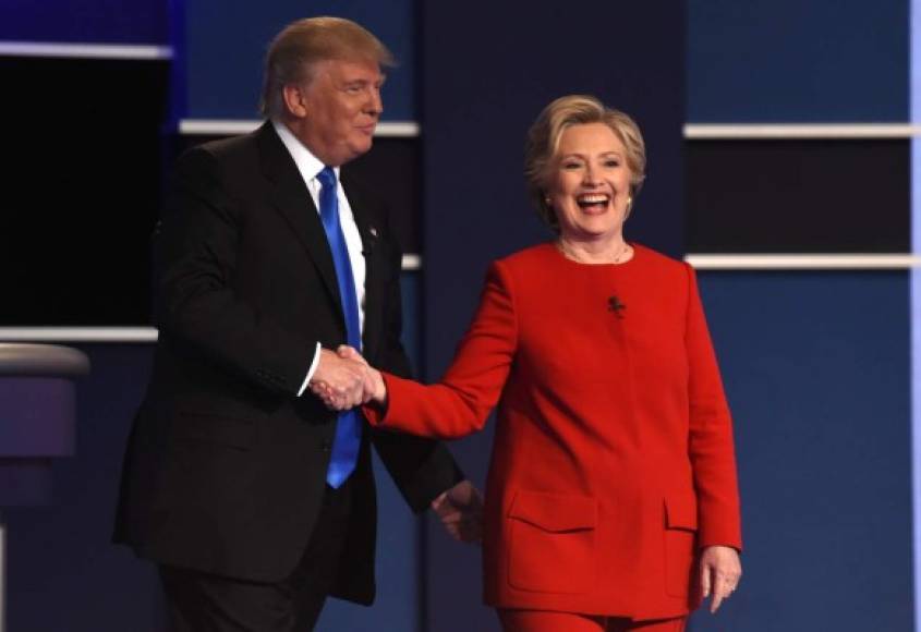 Hillary Clinton da la mano al candidato republicano Donald Trump después del primer debate presidencial. AFP