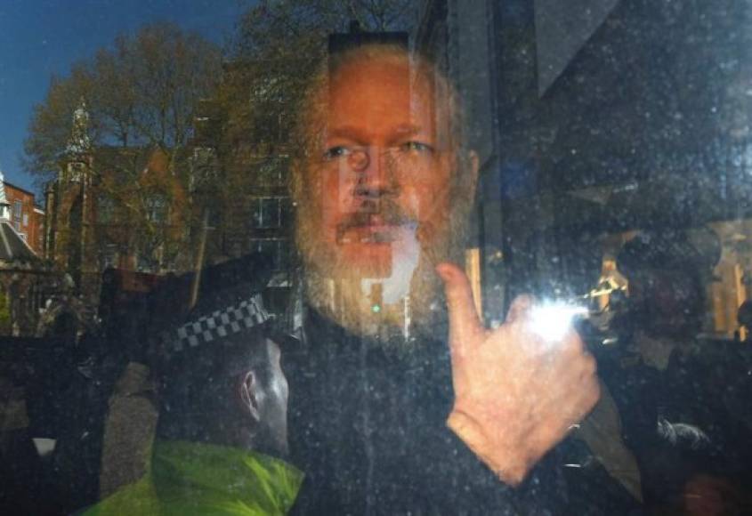 Assange se había refugiado en la embajada ecuatoriana de Londres el 19 de junio de 2012, donde pidió protección, para escapar a una orden de detención europea emitida por Suecia.