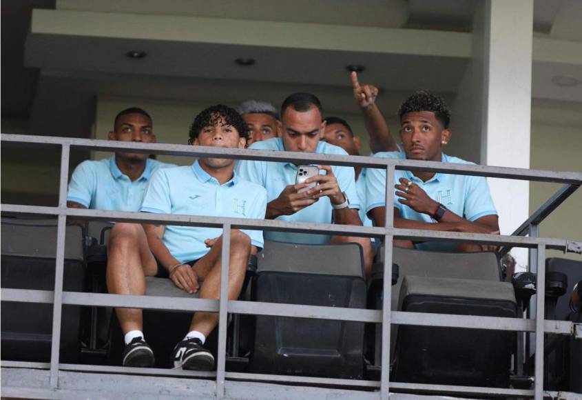 Los jugadores de la Selección de Honduras, que se preparan para jugar ante México, estuvieron en el palco del Nacional viendo el Clásico Olimpia-Marathón.