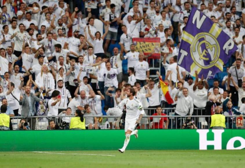 Sergio Ramos alentando a los aficionados del Real Madrid tras su gol.
