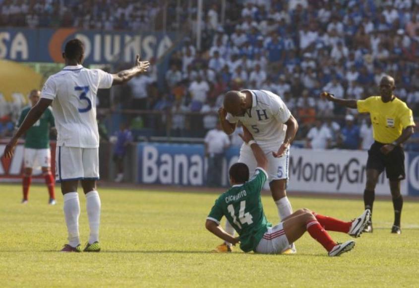 Muma Bernárdez y el mexicano Chicharito Hernández tuvieron en su momento un altercado en el estadio Olímpico. El hondureño agarró a 'coscorrones' al azteca en San Pedro Sula.