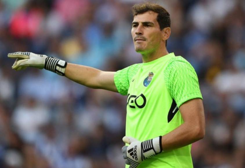 Iker Casillas: El portero no seguirá en el Oporto y medios informan que el Napoli es uno de los clubes que se ha interesado en sus servicios es el Napoli